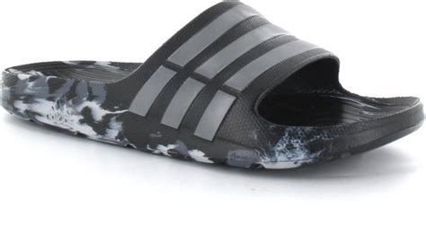 mannen in hemden en adidas slippers|Adidas Slippers & sandalen voor heren online kopen.